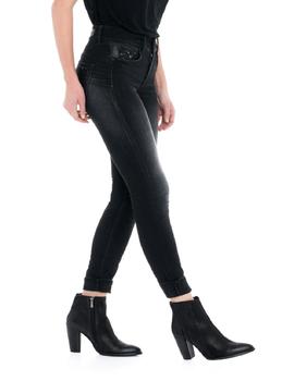 SECRET SKINNY FIT NEGRO CON TACHUELAS