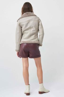 CHAQUETA DE ECOPIEL CON PELO BEIGE