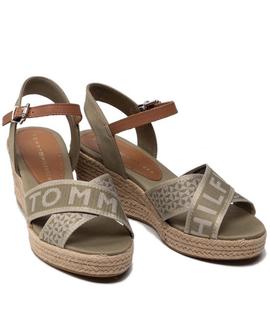 SANDALIAS DE CUÑA BAJA TOMMY WEBBING VERDE CAQUI