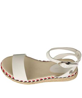SANDALIAS DE PIEL BLANCA CON MONOGRAMA DORADO