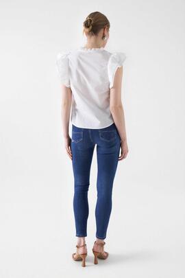 BLUSA CON BORDADOS, CALADOS Y VOLANTES EN LAS MANGAS BLANCA