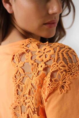 CAMISETA LACE DETAIL NARANJA CON ENCAJE
