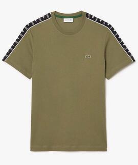 CAMISETA LACOSTE REGULAR FIT VERDE CAQUI CON CINTA DEPORTIVA