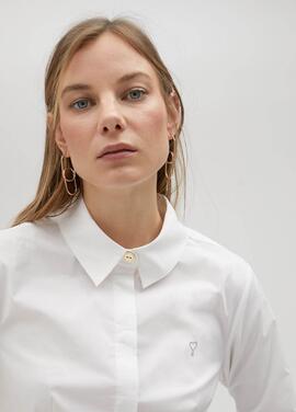 CAMISA AJUSTADA BLANCA CON LOGO BORDADO