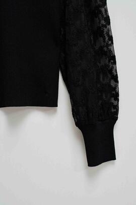 CAMISETA CON CUELLO ACANALADA CON DETALLES DE ENCAJE NEGRO