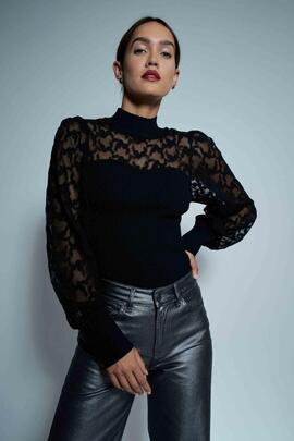 CAMISETA CON CUELLO ACANALADA CON DETALLES DE ENCAJE NEGRO