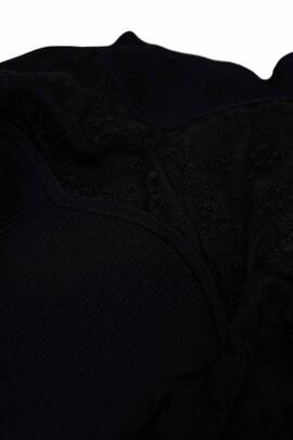 CAMISETA CON CUELLO ACANALADA CON DETALLES DE ENCAJE NEGRO