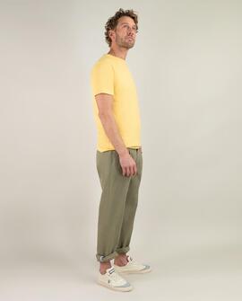 CAMISETA CUELLO CAJA GARMENT DYED MOSTAZA