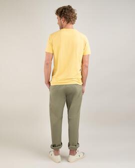 CAMISETA CUELLO CAJA GARMENT DYED MOSTAZA