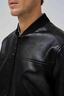 CAZADORA BOMBER DE ECOPIEL NEGRA CON CAPUCHA DESMONTABLE