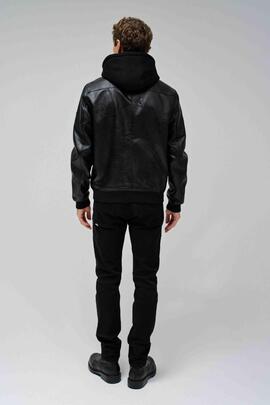 CAZADORA BOMBER DE ECOPIEL NEGRA CON CAPUCHA DESMONTABLE