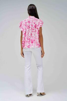 BLUSA ESTAMPADA CON VOLANTE EN LAS MANGAS