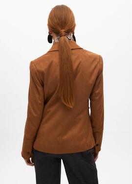 AMERICANA DE ANTELINA MARRÓN CON CHALECO EFECTO SNAKE