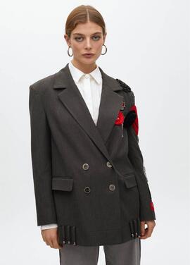 AMERICANA CRUZADA OVERSIZE CON DETALLE DE PARCHES