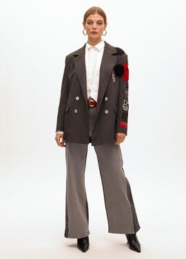 AMERICANA CRUZADA OVERSIZE CON DETALLE DE PARCHES