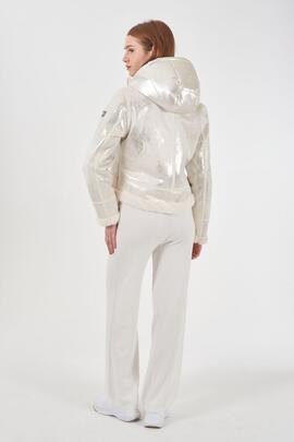 CHAQUETA ACOLCHADA DE MUJER CON CAPUCHA BEIGE LAMINADA