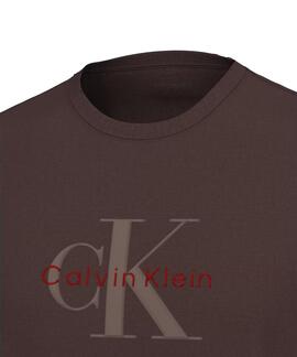 CAMISETA CK HERO RELAXED FIT CON MONOGRAMA RICH BROWN MARRÓN