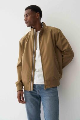 CHAQUETA BOMBER LIGERA COLOR CAMEL CON DETALLE EN CUELLO
