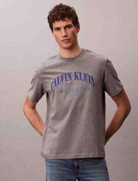 CAMISETA MARCH GRAPHIC RELAXED FIT CON LOGO NYC BO