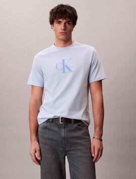 CAMISETA CK HERO RELAXED FIT CON MONOGRAMA BREEZY BLUE AZUL