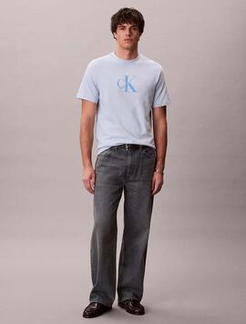 CAMISETA CK HERO RELAXED FIT CON MONOGRAMA BREEZY BLUE AZUL