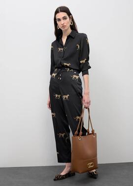 CAMISA SATINADA NEGRA CON ESTAMPDADO DE LEOPARDO