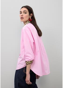 CAMISA POPELÍN ROSA CON ESTAMPADO ANIMAL EN PUÑOS Y CUELLO