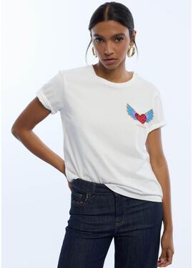 CAMISETA CON CORAZÓN APLICADO COLOR BLANCO