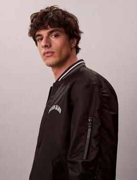 CAZADORA BOMBER REGULAR FIT CON LOGO BORDADO UNIVERSITARIO B