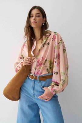 CAMISA REGULAR FIT CON ESTAMPADO FLORAL