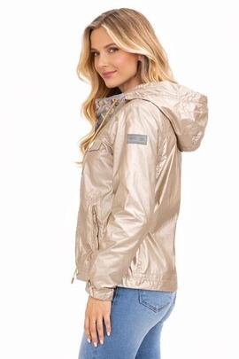 CHAQUETA DE MUJER CORTAVIENTOS CON CAPUCHA BEIGE METALIZADO