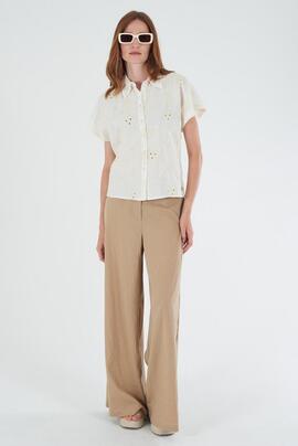 CAMISA CON BORDADOS FLORALES CALADOS COLOR CRUDO