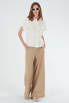 CAMISA CON BORDADOS FLORALES CALADOS COLOR CRUDO