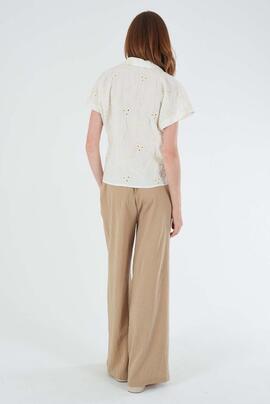 CAMISA CON BORDADOS FLORALES CALADOS COLOR CRUDO